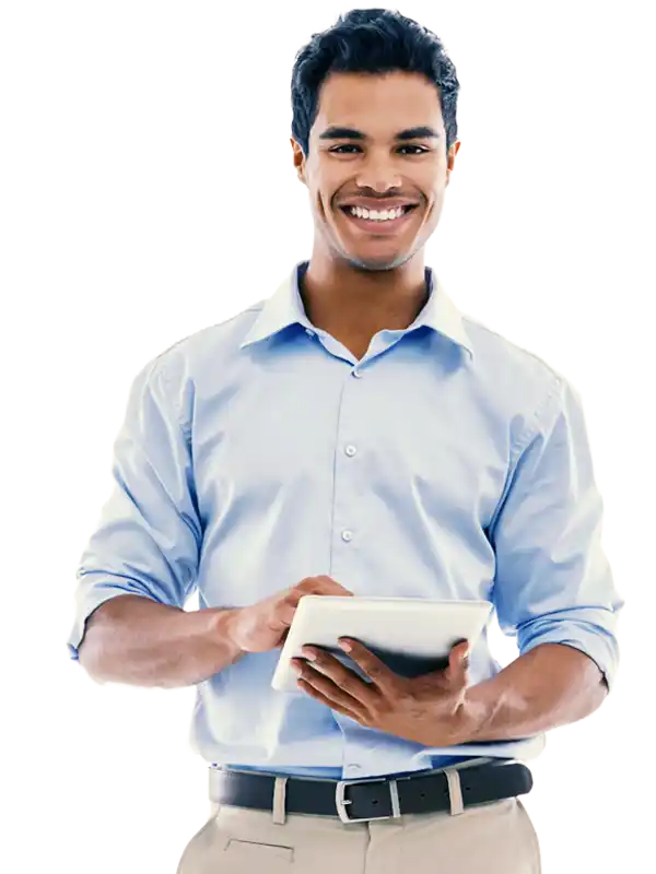 Jovem empreendedor sorridente vestido com camisa e calça social, tem um tablet na mão esquerda.